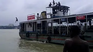 Indian kids Dangerous jump in the Ganges