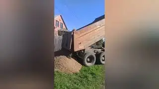 На днях привезли песок - ура! Сейчас остро стоит вопрос: Где найти людей, кто разнесёт по вольерам🙏🏼
