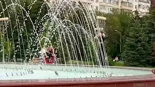 Прогулка с внучкой.