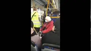 Девушку выталкивают из автобуса из-за маски в Перми