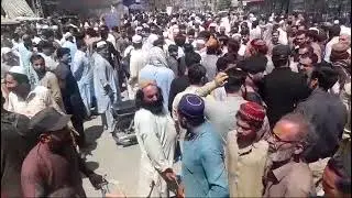 پشاور ۔ بجلی کی ناروا لوڈ شیڈنگ کے خلاف اہلیان پشاور سراہا احتجاج۔