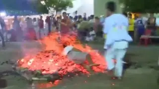 Thai Fire Walker Falls In Hot Coals | Walking On Hot Coal Attempt Goes Wrong