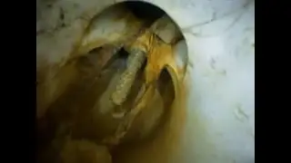 איתור נזילה בקו ביוב באמצעות מצלמת צינור הנגרמת מצנרת של מזגן