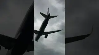 Самолет Аэрофлота заходит на посадку в аэропорт