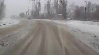 Занос.  Передний привод.  Лысая резина на задней оси.