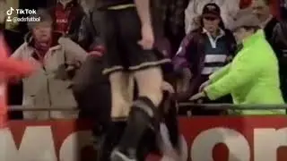 Patada de Éric Cantona a un hincha