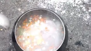 Шурпа в казане из свиных рёбер на костре.