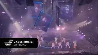PANTALLA GIGANTE SE DESPLOMA SOBRE DOS CANTANTES DEL GRUPO 