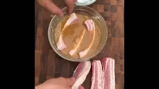 Сочная свинина тонкими кусками на гриле.