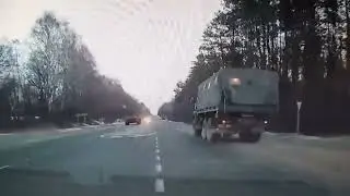 Украинские военные по ошибке уничтожили колонну собственных войск.