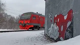 Пассажирские поезда вечером во Пскове. Путепровод с граффити в районе Любятово.