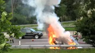 Brennendes Fahrzeug auf der A9 vor der Allianz Arena am 11.08.2011
