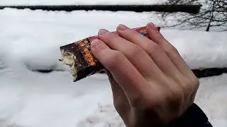 Ем конфету ртом