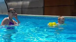 Я купаюсь в бассейне.