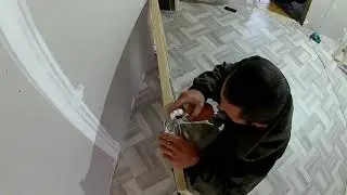Начинаю клеить обои.