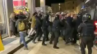 Coronavirus: Hundreds attend anti-lockdown protest in Italy