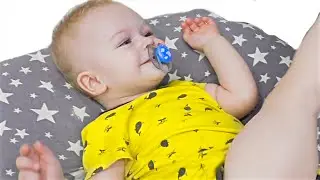 Малыш Саша играет с мамой