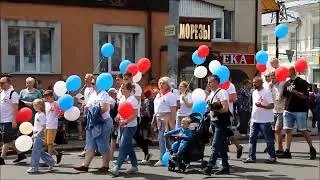 В День города по Кинешме прошли колонны трудовых коллективов