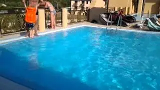 Сынок учится плавать