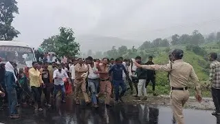 छिंदवाड़ा से इंदौर जाने वाली बस में एक कंडक्टर ने महिला से गलत हरकत किया उसके हाथ से एक मुर्गा