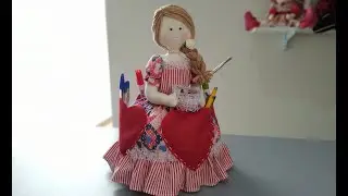 Boneca porta lápis Laila, feita com garrafa pet