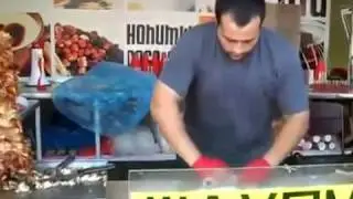 Профессионал делает шоу и шаурму