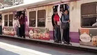 Mumbai ki Life line -Travelling in mumbai Local train How much crowd in each coach 