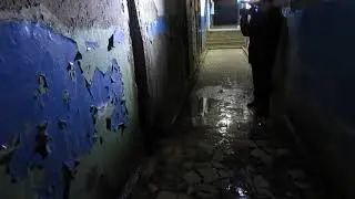 Жильцы общежития принимают душ прямо в коридоре 1 этажа