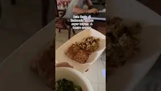Suami bule Rusia di Indonesia makan tempe dan sayur bayam