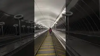 Самый длинный эскалатор в Москве 130 метров