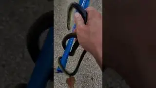 Змея залезла в машину на Самуи #змея #машина #швабра