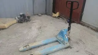 The pallet truck won't lift, the problem is in the valve.