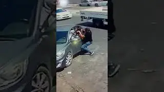 Парень спас ребёнка который застрял в стекле автомобиля 