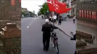 И один в поле воин. Русский дед на Украине с красным знаменем Победы.