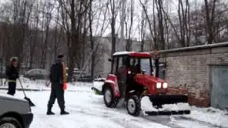Убираем толстый слой снега до асфальта