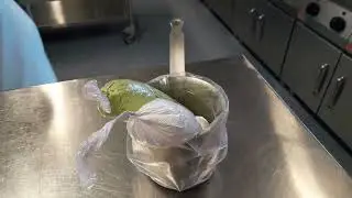 cours de cuisine : coucher des meringues bicolores