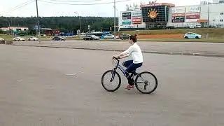 Велошкола, 1 занятие,  Алина учится кататься на велосипеде.