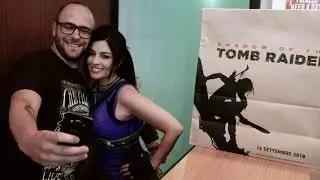 Shadow of the Tomb Raider consegnato dalla cosplayer Eleonora (Lara Croft) per Amazon Prime Now