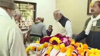 pm Modi new videos carries rhe mortal his late mother  heeraben modi 😭😭😭