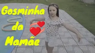 Larinha feliz e dançando na piscina