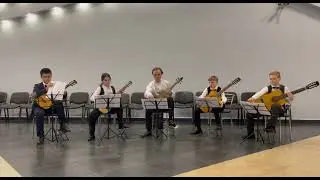 Я играю на укулеле басу