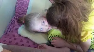 Катя и Настя.Девченки играют в больницу.Катя доктор Настя пациент.Челендж.Магнитогорск 02.05.2018.