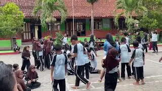 PERMAINAN AIR DI HALAMAN SEKOLAH SD NEGERI 2 KUPANG
