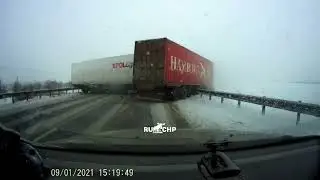 ДТП. В Калужской области ДТП с легковушкой и двумя фурами перекрыло трассу