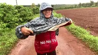 Bà cụ đi xe máy hơn 100km xuống cốc thầy Minh Tuệ thỉnh nước về cho e trai bị liệt ở nhà uống