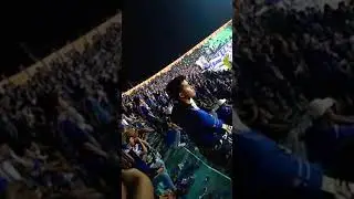 Suasana di dalam stadion moch soebroto magelang, panser biru bernyanyi.