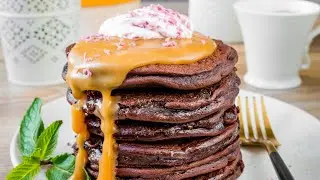 Шоколадные панкейки с соленой карамелью