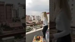 Дрон доставки напал на девушку