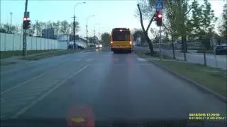 Közúton 5. A piros lámpa a busznak csak jó tanács