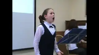 Ксюша Авчухова поёт песню 